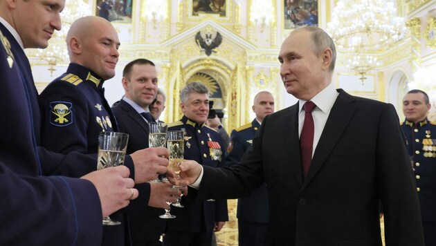 Die Realität einfach nicht zur Kenntnis nehmen und so tun, als sei alles bestens: Heldenempfang Putins in den Kreml-Festhallen. Schöne Bilder militärischer Eleganz sollen den Eindruck des ewig siegreichen Russland verfestigen. (Bild: APA/AFP/SPUTNIK/Mikhail Metzel)
