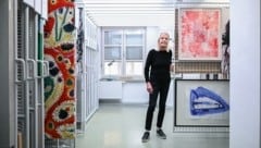 Margund Lössl im Depot: rote Grafik von Hermann Nitsch (Bild: Wenzel Markus)