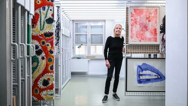 Margund Lössl im Depot: rote Grafik von Hermann Nitsch (Bild: Wenzel Markus)