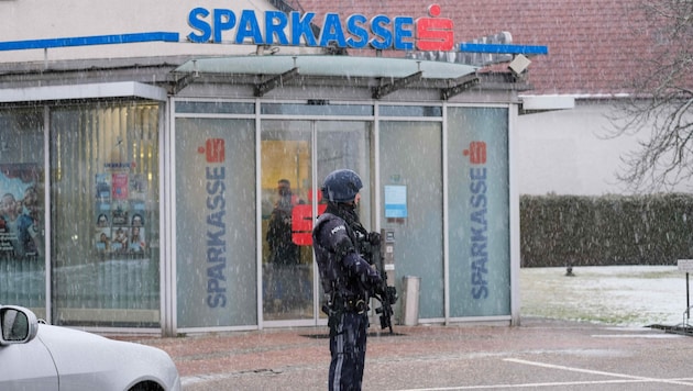 Diese Bank in Leonding wurde überfallen. (Bild: Horst Einöder/Flashpictures)