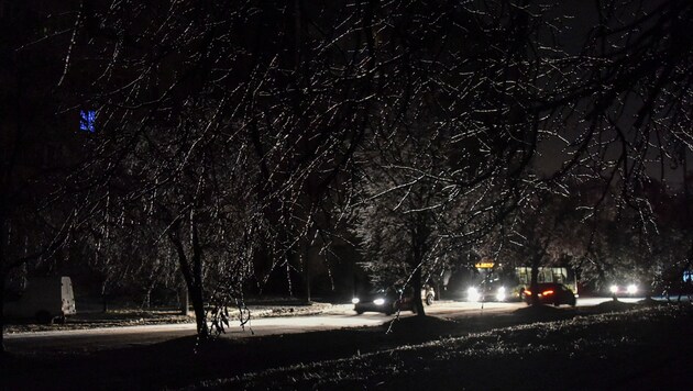 Die Ukraine im Winter 2022: Bis auf die Lichter der Autos ist es in vielen Ortschaften stockfinster. (Bild: REUTERS)