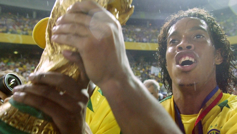 Summer 2002: 22-year-old Ronaldinho holds the World Cup trophy in his hands. (Bild: AFP)