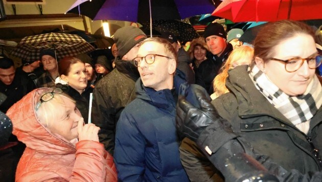 El líder del FPÖ, Herbert Kickl, entre la multitud (Imagen: Christian Jauschowetz)
