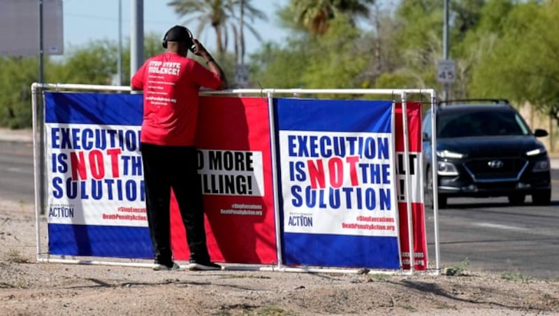 „Hinrichtung ist nicht die Lösung“ steht auf den Transparenten dieses Todesstrafengegners im US-Staat Arizona. (Bild: AP)