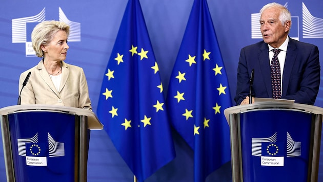 Předsedkyně Evropské komise Ursula von der Leyenová a vysoký představitel Evropské unie pro zahraniční věci a bezpečnostní politiku Josep Borrell. (Bild: APA/AFP/Kenzo TRIBOUILLARD)