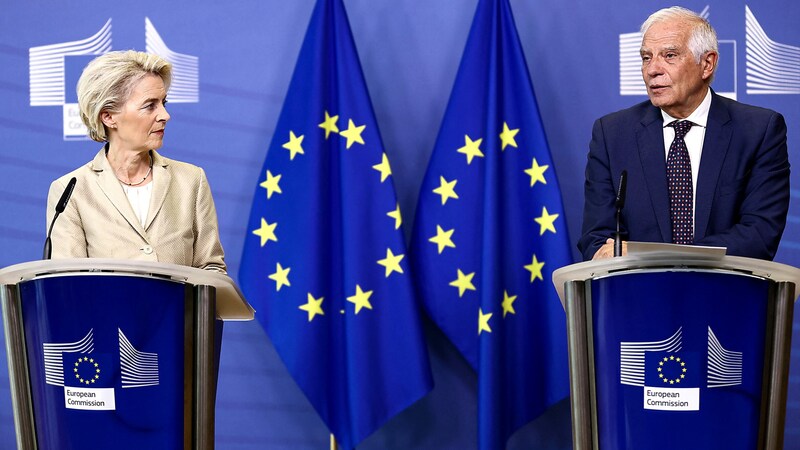 EU-Kommissionspräsidentin Ursula von der Leyen und der EU-Außenbeauftragte Josep Borrell (Bild: APA/AFP/Kenzo TRIBOUILLARD)