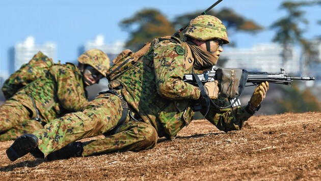 Japan überdachte sein Sicherheitskonzept, investiert rund 300 Milliarden Euro. (Bild: AFP or licensors)