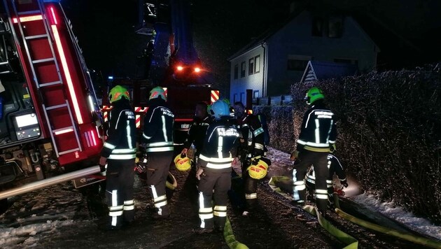Ein Rettungseinsatz bei einem Großbrand mit zwei verletzten Burschen (16 und 17 Jahreie) in Galtbrunn, Gemeinde St. Georgen am Ybbsfelde, im Bezirk Amstetten. (Bild: BFKDO Amstetten)
