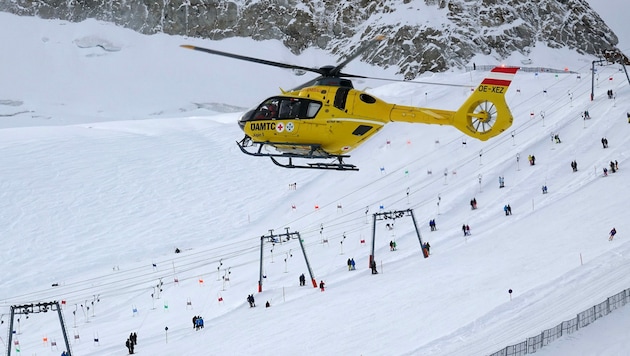 Mit dem Notarzthubschrauber „Alpin5“ (Archivbild) wurde der Verletzte ins Krankenhaus geflogen. (Bild: ZOOM Tirol)