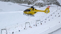 Mit dem Notarzthubschrauber „Alpin5“ (Archivbild) wurde der Verletzte ins Krankenhaus geflogen. (Bild: ZOOM Tirol)