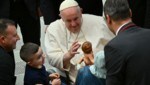 Papst Franziskus zeigt bei Audienzen keine Berührungsängste. (Bild: APA/AFP/Filippo MONTEFORTE)