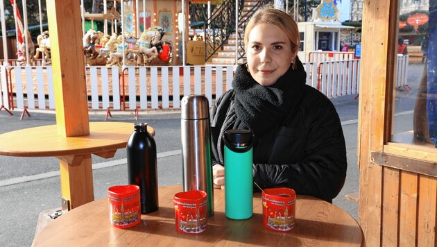 Die Christkindlmarkt-Heißgetränke holte „Krone“-Redakteurin Viktoria Graf mit der Thermoskanne ab. (Bild: Zwefo)