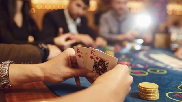Die Poker-Variante mit zwei Karten, das Omaha-Spiel ist mit vier Karten noch variantenreicher. (Bild: stock.adobe.com)