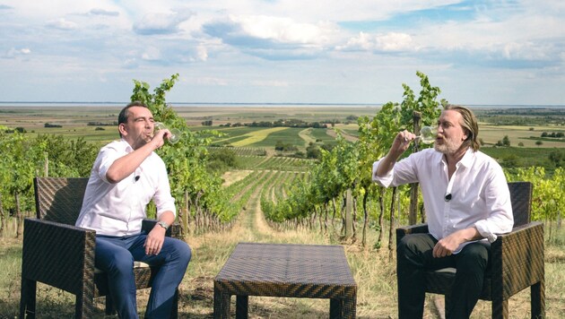 Herbert Oschep und Nicholas Ofczarek nach der Arbeit im Weingarten. (Bild: Privat)