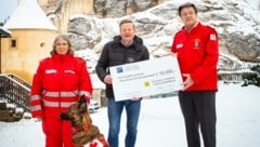 Tierschutz-Landesrat Gottfried Waldhäusl übergab vor der „Spendenhochburg“ in Rappottenstein 15.000 Euro an Rotkreuz-Präsident Josef Schmoll (re.). Das Geld soll aber auch einen Beitrag für das Futter der rund 170 Rettungshunde im ganzen Land leisten. (Bild: Klaus Schindler)