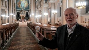 El padre Georg personalmente desenroscó todas las bombillas viejas de su Heilig-Geist-Kirche.  (Imagen: www.steyler.at)