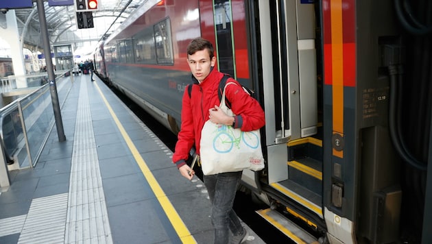 Tobias Neureiter (20) fährt fast täglich mit dem Zug und liegt mit den ÖBB im Clinch. (Bild: Tschepp Markus)