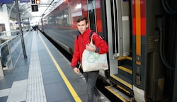 Tobias Neureiter (20) fährt fast täglich mit dem Zug und liegt mit den ÖBB im Clinch. (Bild: Tschepp Markus)