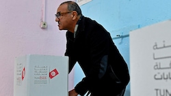 Einer der wenigen Tunesier, der wählen gegangen ist. (Bild: APA/AFP/FETHI BELAID)