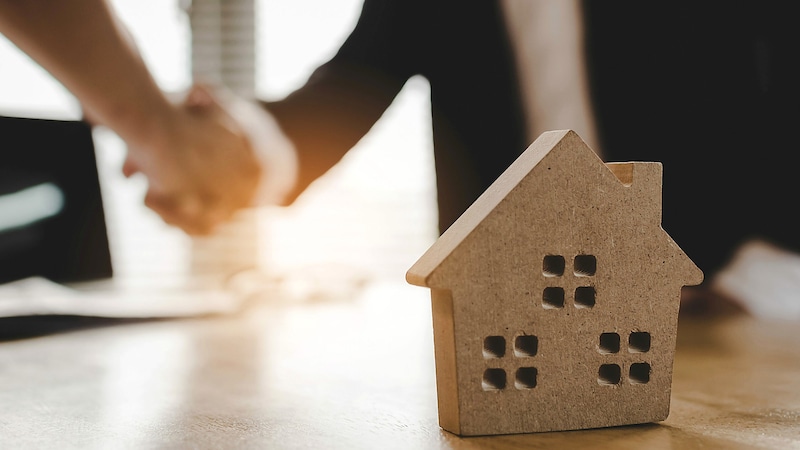 Ailelerin kendi evlerine sahip olma hayallerini gerçekleştirmeleri giderek zorlaştığı için kiralık daireler daha fazla talep görüyor. (Bild: stock.adobe.com)