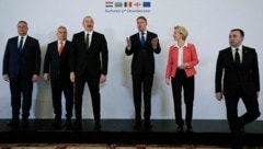 An der Unterzeichnungszeremonie in Bukarest nahmen der rumänische Premier Nicolae Ciuca (links), Ungarns Ministerpräsident Viktor Orban, Aserbaidschans Präsident Ilham Alijew, Rumäniens Präsident Klaus Iohannis, EU-Kommissionspräsidentin Ursula von der Leyen und Georgiens Ministerpräsident Irakli Garibaschwili teil. (Bild: AP)