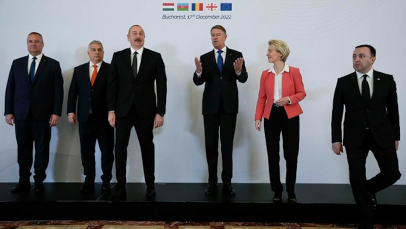 An der Unterzeichnungszeremonie in Bukarest nahmen der rumänische Premier Nicolae Ciuca (links), Ungarns Ministerpräsident Viktor Orban, Aserbaidschans Präsident Ilham Alijew, Rumäniens Präsident Klaus Iohannis, EU-Kommissionspräsidentin Ursula von der Leyen und Georgiens Ministerpräsident Irakli Garibaschwili teil. (Bild: AP)