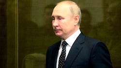 Laut dem Staatsfernsehen erwarten Russland „wichtige Erklärungen“ von Kremlchef Wladimir Putin. (Bild: AP)