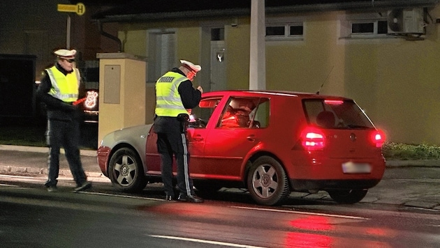 Die Polizei führte in der Nacht auf Sonntag ein landesweites Planquadrat durch. Bei den meisten Fahrzeuglenkern, die kontrolliert wurden, war alles in Ordnung. (Bild: Krone KREATIV/Christian Schulter)