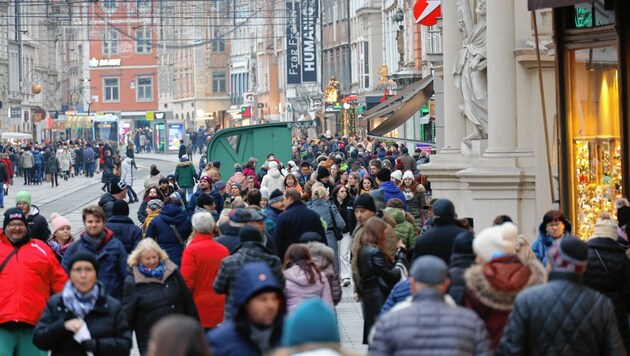 Geschäfte freuen sich an Adventwochenenden über einen großen Kundenansturm. (Bild: Christian Jauschowetz)