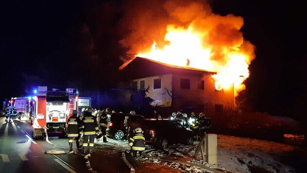 Ein Wohnhaus ging in Flammen auf. (Bild: Feuerwehr Radweg)