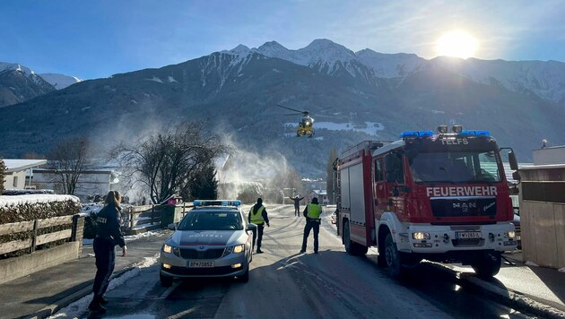 Der Rettungshubschrauber musste den Schwerverletzten in die Innsbrucker Klinik fliegen. (Bild: Zeitungsfoto.at/Team)