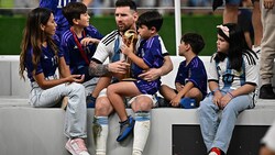 Lionel Messi mit seiner Familie (Bild: APA/AFP/Anne-Christine POUJOULAT)