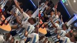 Die Argentinier feiern - und Emi Martinez mimt den Einpeitscher und Spaßvogel (Bild: YouTube.com/box to box)