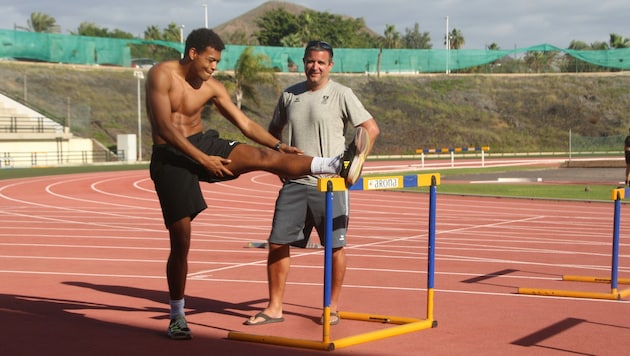 Weitspringer Oluwatosin Ayodeji (l.) und VLV-Sportdirektor Sven Benning arbeiten auf Teneriffa für die neue Saison. (Bild: Vorarlberger Leichtathletikverband/Schuler)