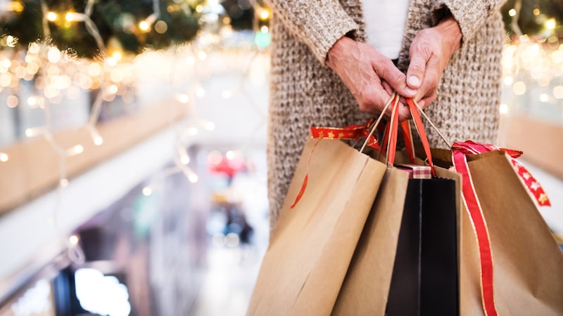 Für Geschenke zu Weihnachten geben Tiroler 2024 laut der KMU Forschung Austria im Durchschnitt 340 Euro aus. (Bild: Halfpoint - stock.adobe.com)