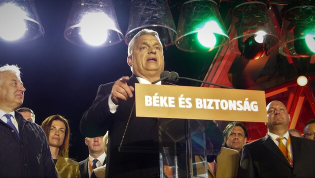 Szilard Nemeth, rechts von Viktor Orban, gilt als Hardliner der Fidesz-Politik. (Bild: commons.wikimedia.org/Elekes Andor)