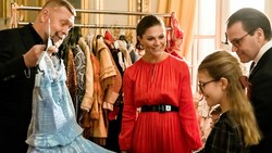Prinzessin Estelle bewundert in der königlichen Oper das blaue Kleid von Cinderella. (Bild: Sören Vilks / TT News Agency / picturedesk.com)