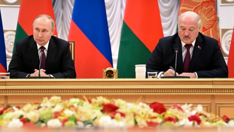 Russlands Präsident Wladimir Putin bezeichnete Weißrussland und dessen Präsidenten Alexander Lukaschenko während einer gemeinsamen Pressekonferenz nicht nur als Nachbarn, sondern als „Verbündeten im wahrsten Sinne des Wortes“. (Bild: AP)