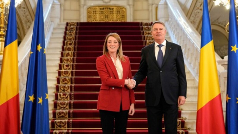 Roberta Metsola und Klaus Iohannis in der rumänischen Haupstadt Bukarest (Bild: AP)