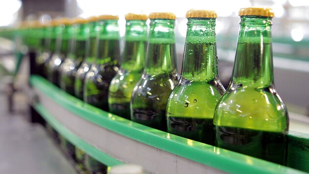 Bier in Flaschen ist , wenn man bei Aktionen kauft, nicht teurer als vor rund drei Jahrzehnten (Bild: APA/GEORG HOCHMUTH)