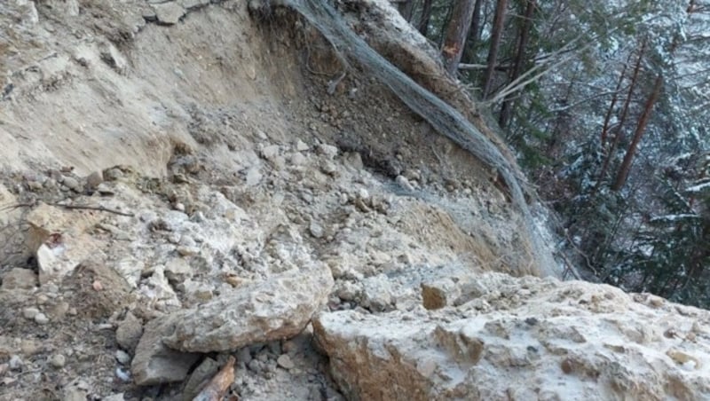 Die Sanierung der Guntschacher Straße wird nach dem Felssturz noch längere Zeit dauern. (Bild: Landespolizeidirektion Kärnten)