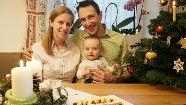 Julia und ihr Mann Vinzenz gemeinsam mit ihrem entzückenden Weihnachtswunder Vinzenz Raphael (Bild: Sepp Pail)