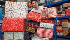 Im Caritas-Logistikzentrum in Hallwang stapeln sich jedes Jahr vor Weihnachten die Packerl. Anschließend werden sie an Bedürftige verteilt. (Bild: Tschepp Markus)