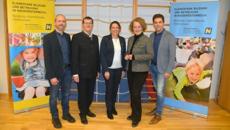 Mehr Kinderbetreuung für Familien: Regionsmanager Roland Beck, Hainfelds Bürgermeister Albert Pitterle, ÖVP-Bezirksparteiobfrau Sandra Böhmwalder, Landesrätin Teschl-Hofmeister, Obmann Manuel Aichberger.
 (Bild: Gruberbauer)