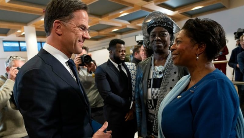 Rutte suchte anlässlich seiner Rede auch das Gespräch mit zahlreichen Zuhörerinnen und Zuhörern. (Bild: AP)