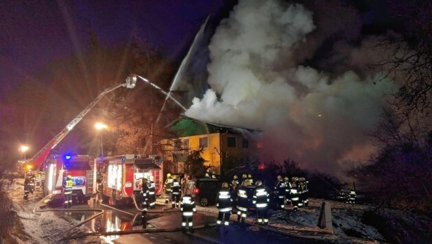 180 Feuerwehrleute löschten den Brand am vierten Adventsonntag. (Bild: FF Radweg)
