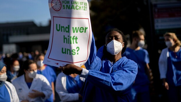 Eine Kundgebung des Spitalspersonals im November 2021 in Wien (Bild: APA/GEORG HOCHMUTH)