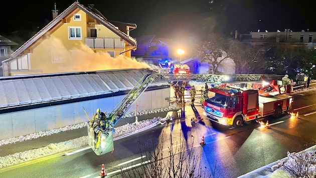 Die Feuerwehr stand mit 33 Kräften im Einsatz. (Bild: Tschepp)