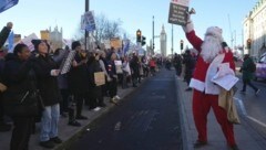 Eine Streikwelle lähmt Großbritannien. (Bild: AP)