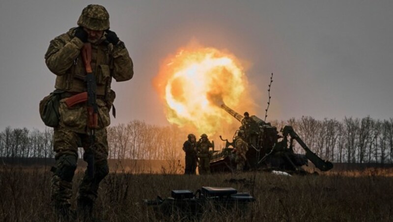 Ukraine: Artillerie nimmt russische Stellungen bei Bachmut unter Feuer. (Bild: AP)